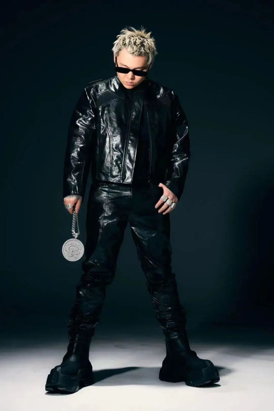作为rapper,谢帝似乎没有经历过太愤怒的阶段,《老子明天不上班》那个