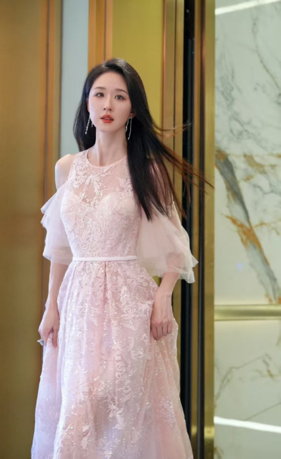 《大奉打更人》选角绝了，张雯毛晓慧剧中演母女，都撞脸了刘亦菲_腾讯新闻
