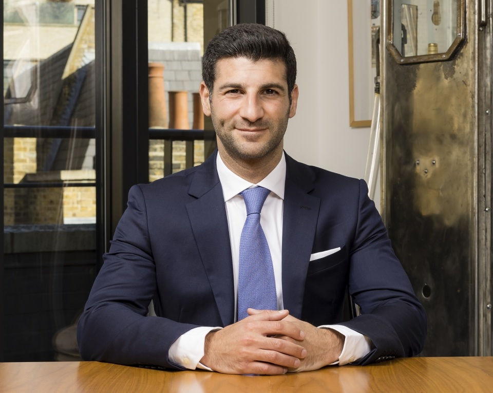 英国43岁ceo跟同事闹翻,给对方律师寄一袋便便,被判罚267万