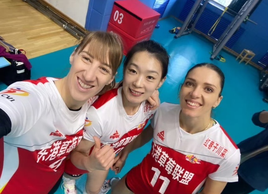 辽宁女排定妆照:米哈颜妮亲密合影_腾讯新闻