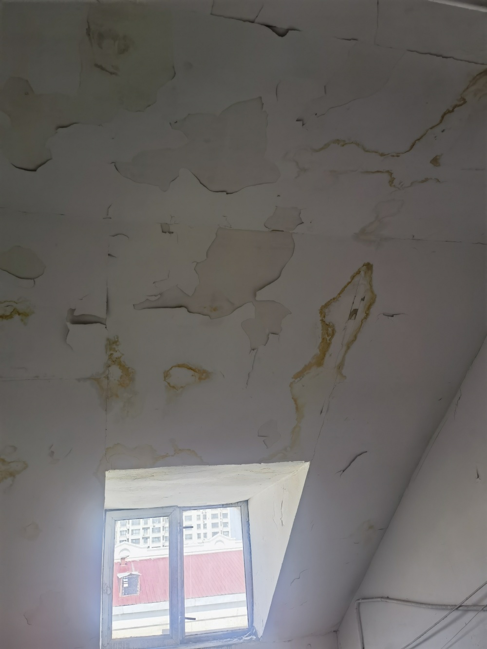 哈尔滨大成街129号 旧改后屋顶漏水!