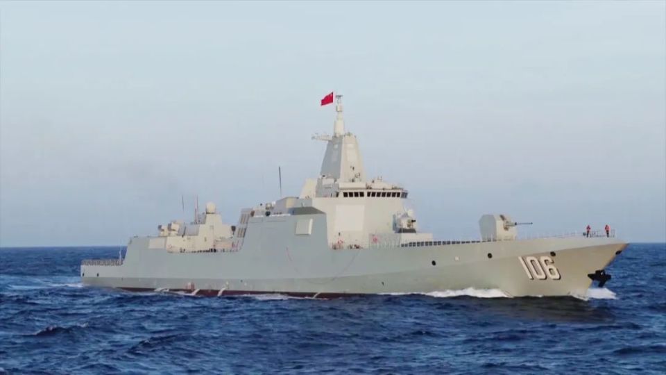南部战区海军延安舰参加海上编队训练