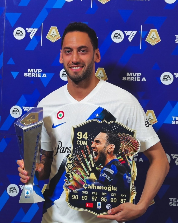 国米主帅小因扎吉领取了23/24赛季意甲最佳主帅奖杯,国米前锋劳塔罗