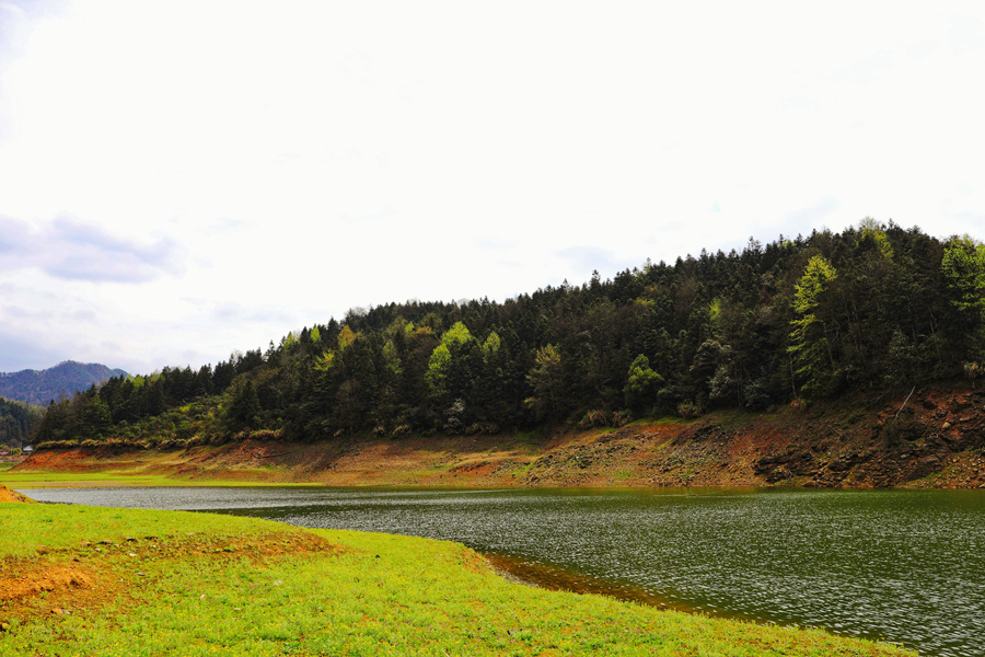 生活艰难,下辖五个大村被纳入省级贫困村,境内十景隐在深闺,犹抱琵琶