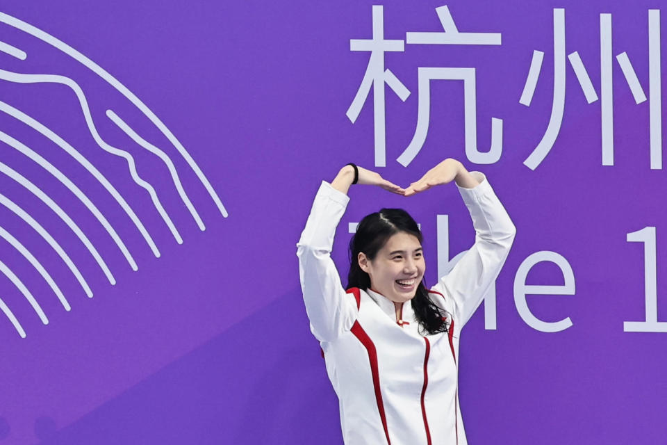 张雨霏颁奖仪式上向观众比心 图据视觉中国根据赛程安排,明日杭州亚运