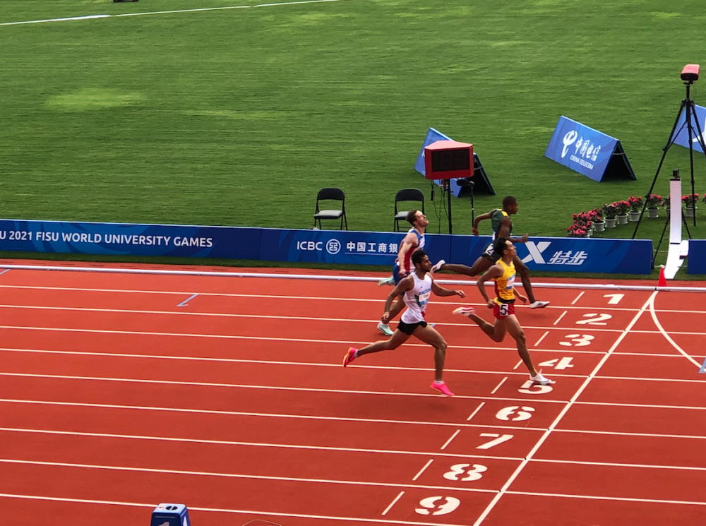 大运会男子400米栏第一轮开赛 ,中国选手双双拿下小组第一,现场掌声如