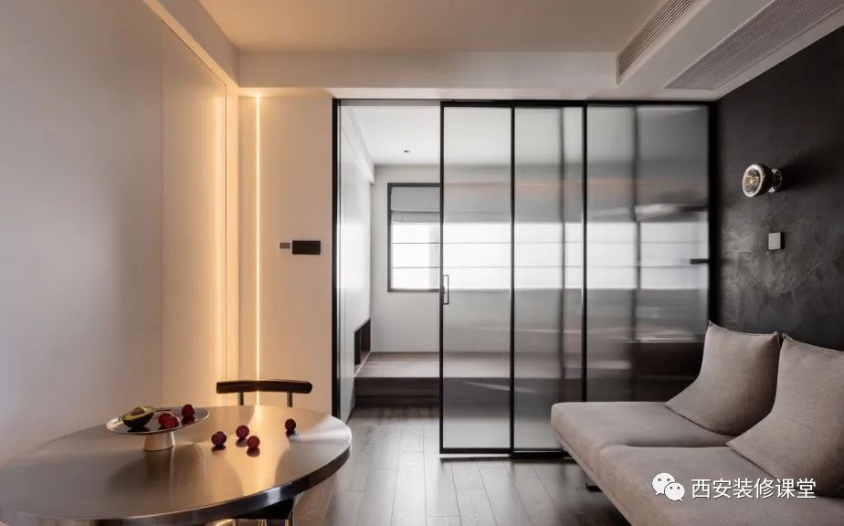 采用折叠门随时可以满足卧室的隐私空间▲打通阳台,利用客厅一部分和