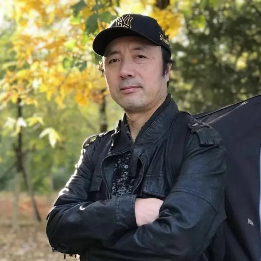 受业于吴冠中,黄永玉,张仃,贾又福,张立辰等先生.