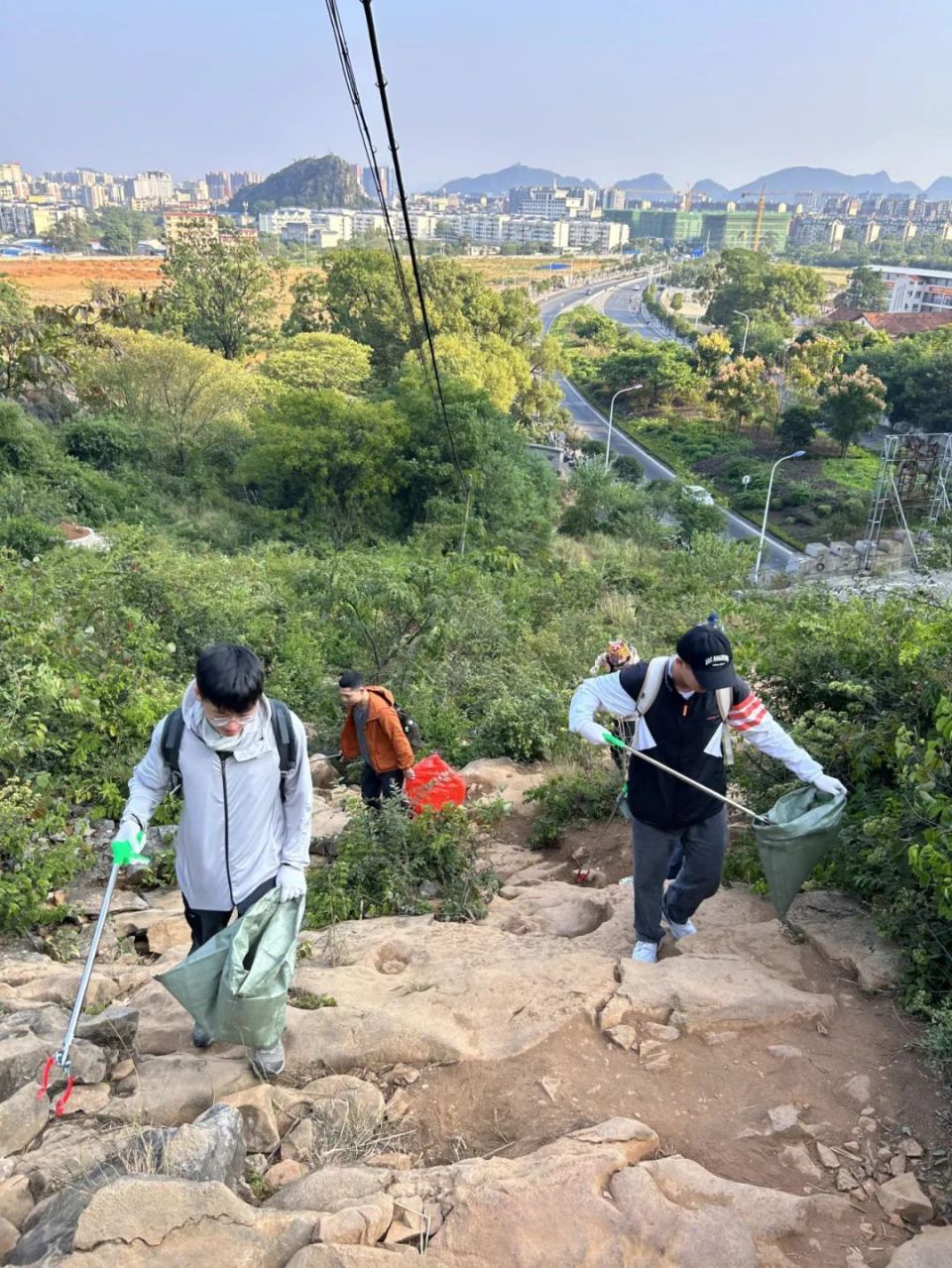 这群捡垃圾的年轻驴友让桂林更美了