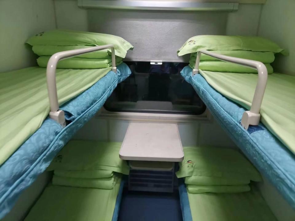 2024年2月12日,在广州开往济南的t180次列车上,不少旅客一上车就惊喜