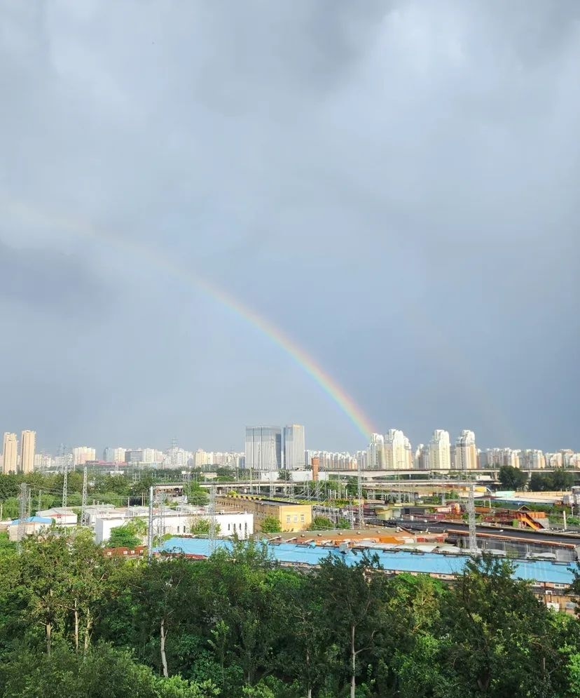 七夕北京雨后现彩虹"鹊桥"