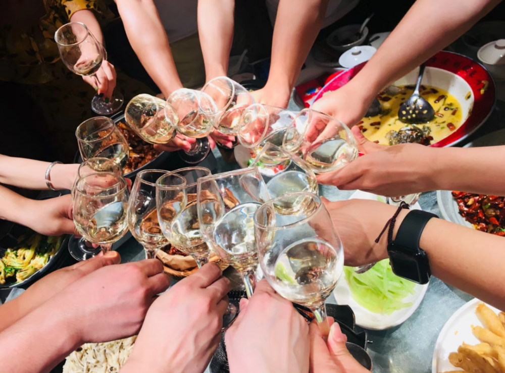 调节酒桌气氛,喝酒最新搞笑句子50个!_腾讯新闻