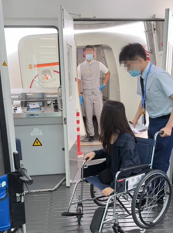 "轮椅姐"曾潇洒滑u池,曝因没人陪被南航拒绝登机,业内