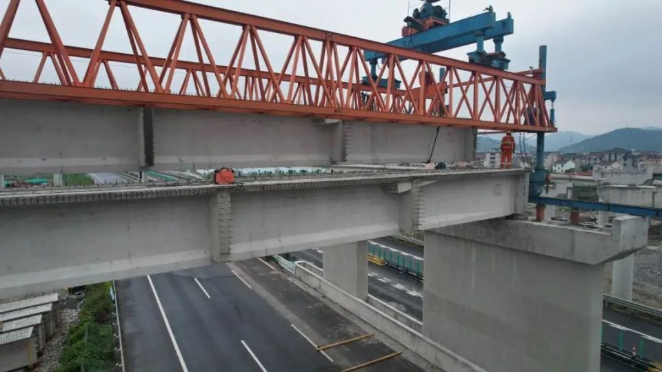 此次架设的31片梁板位置为沿海高速健跳互通宁波往温州方向上方,自