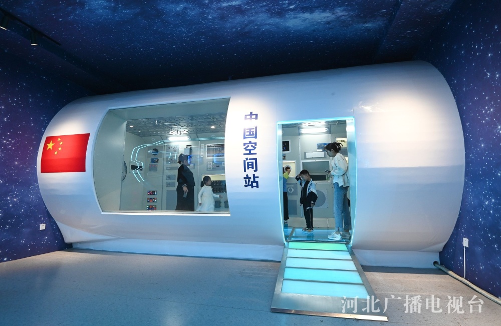 9月21日,小朋友在河北省邯郸市科技馆体验科普设备"跳舞回形针"