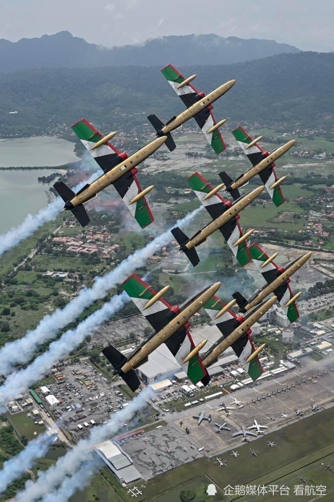在2023年兰卡威航展的活动期间阿联酋空军骑士特技飞行表演队用令人