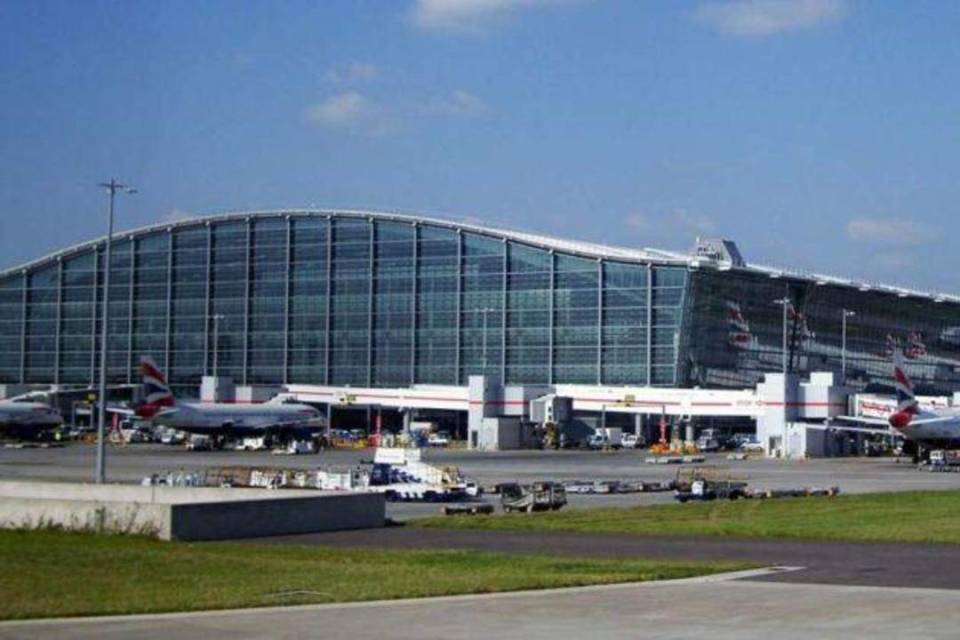 伦敦希思罗机场两架飞机在地面相撞