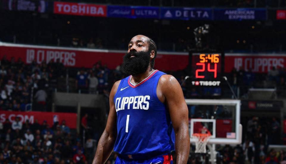 面对旧主三分6中0比赛还没结束哈登便径直走回更衣室