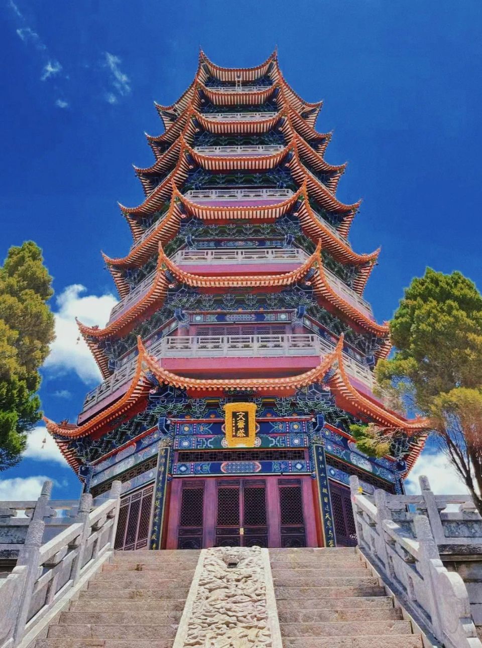 华灯初上的文山城热闹迷人七花广场,华龙湖畔人潮涌动五彩的灯光让