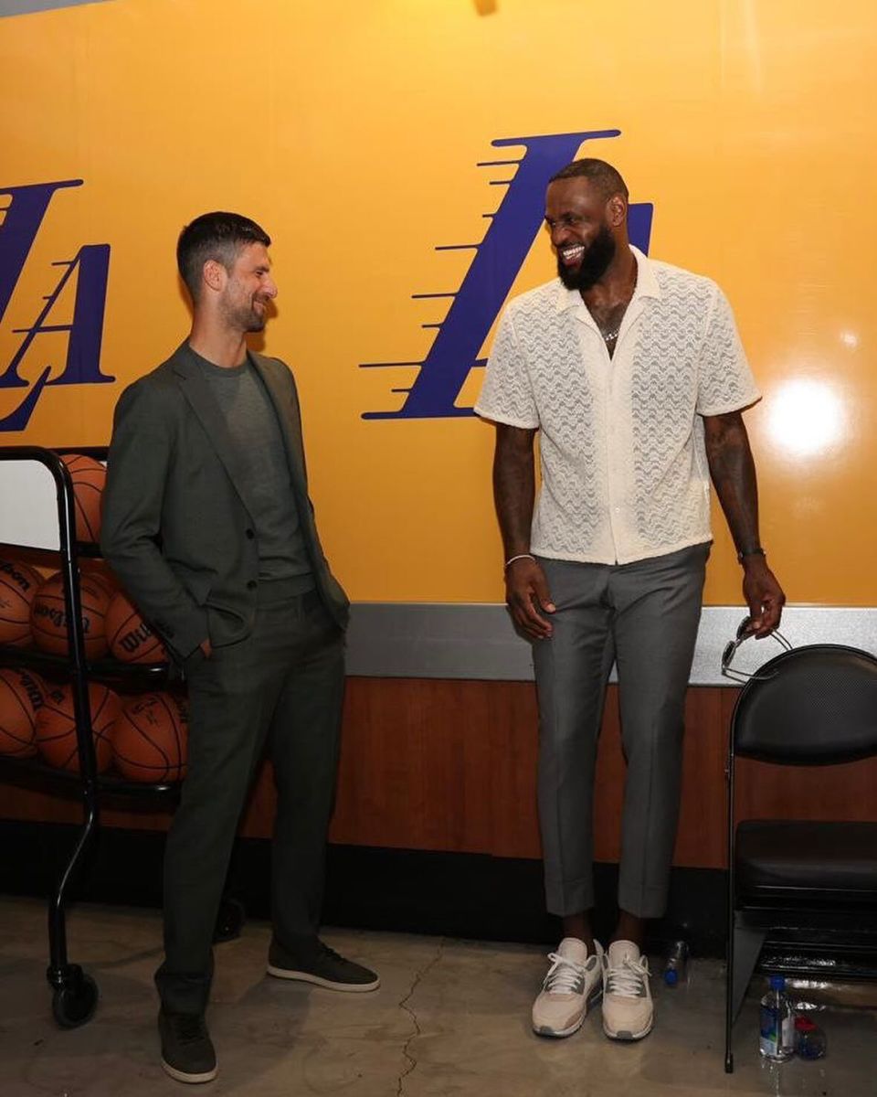 小德晒自己与詹姆斯库里合影祝两位历史级超巨好运