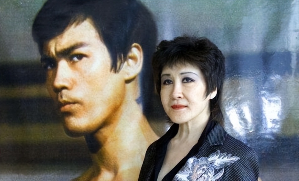 知乎訂閱：澳門跑狗376969cn向華強(qiáng)長女近照曝光，母親是丁佩，46歲仍未婚，身材豐腴不輸后媽