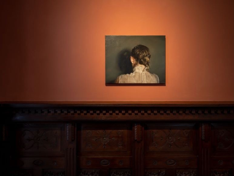 prada荣宅里的他们为何总背对观众