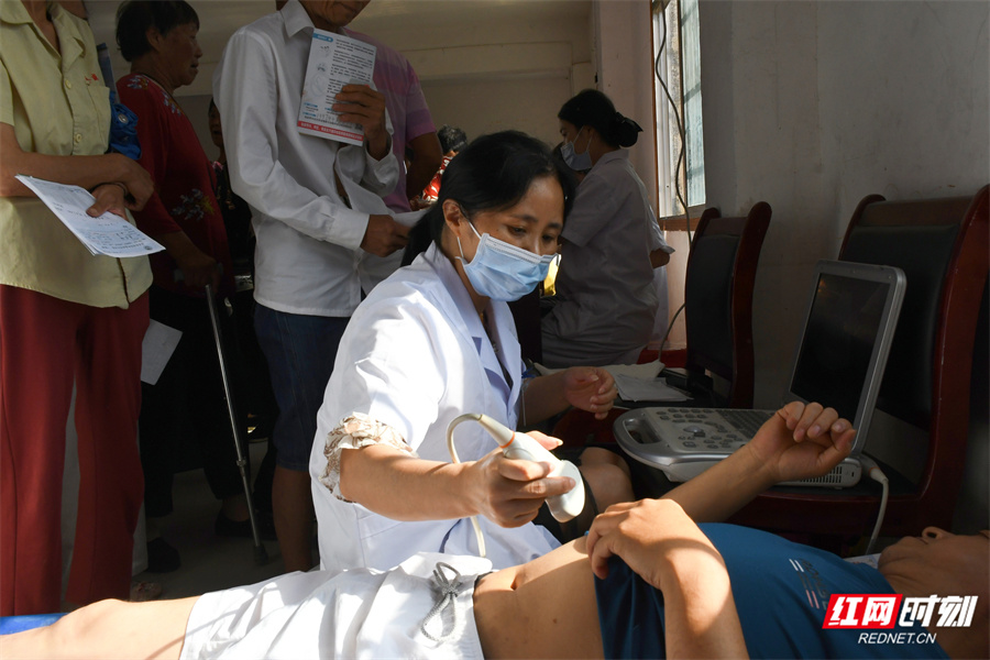 免费"爱心义诊"走进乡村 居民们在家门口享受健康体检