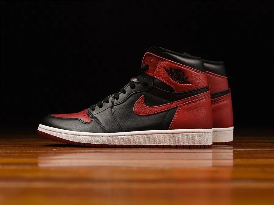 像是 2022 年的漆皮材质,2023 年的丝绸质感,但材质改变后总觉得少了