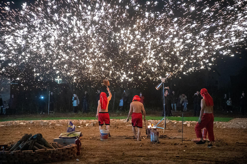 打鐵花,逛夜市,套大鵝 四川眉山彭山年味濃_騰訊新聞