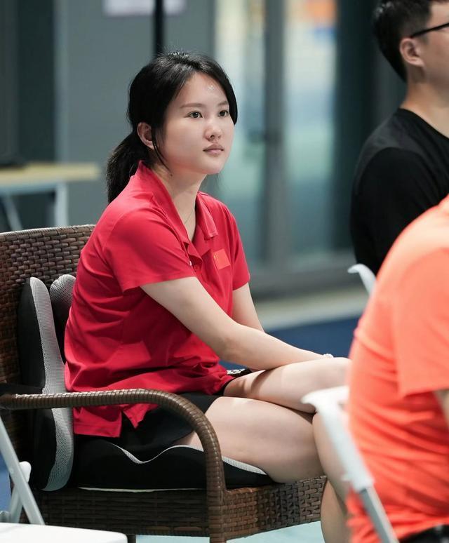 全红婵回北京,坐飞机上玩游戏,美女教练陈若琳,为何能够执教她_腾讯