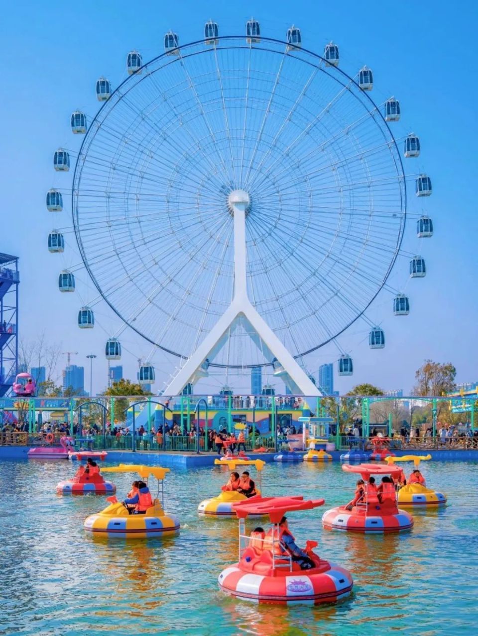 鱼嘴公园热闹非凡游客们漫步江边享受生态美景带来的诗意和远方夕阳西