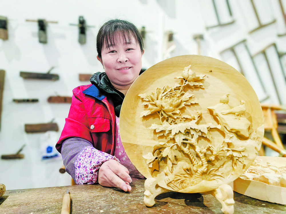 蔡秀芳弟子展示作品《花开盛世》作为曹县木雕非遗传承单位,在云龙