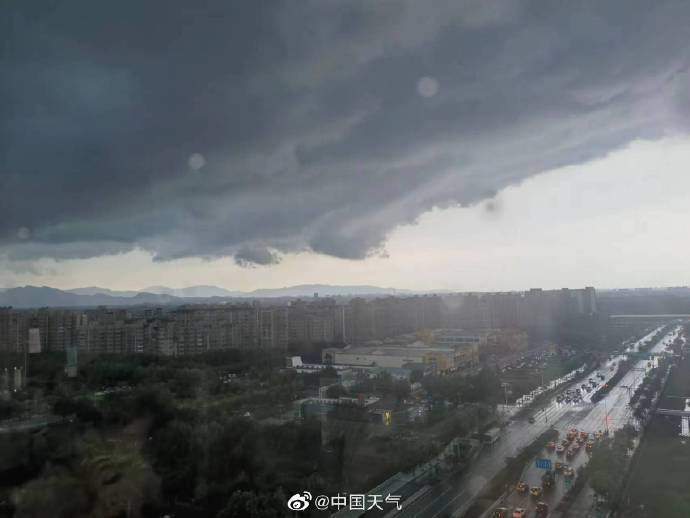 雷雨云团过境,北京天空现壮观弧状云