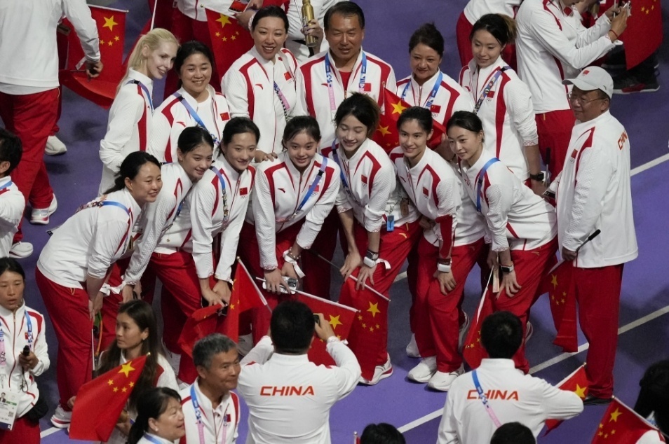 "中国红"入场! 中国代表团亮相闭幕式