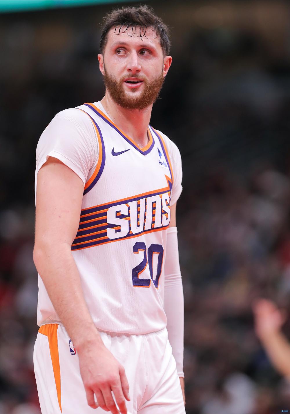 努尔基奇17中8空砍18分19篮板&另有5助攻