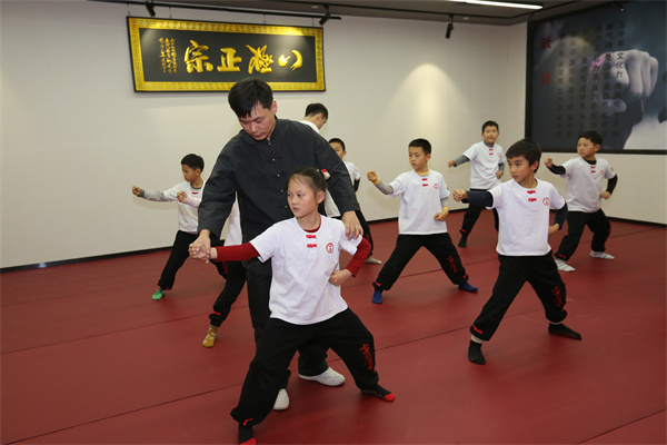 申动丨王家卫让张震练的八极拳,上海有个顶尖高手_腾讯新闻