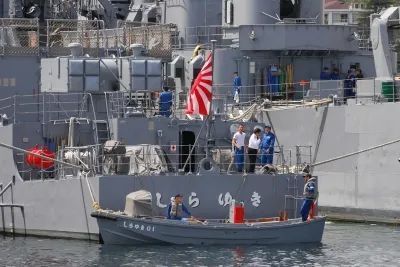 一艘是用于勤务作业的舢板,海上自卫队的值班内火艇属于后种