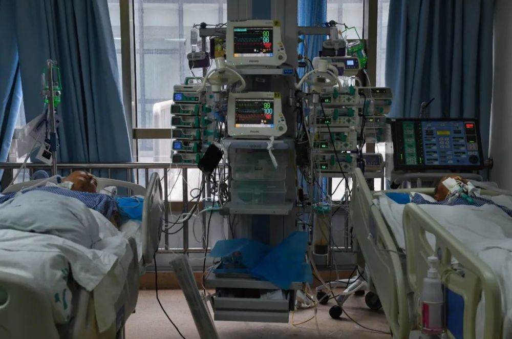 实拍非常时期的icu:为抢救生命,一名患者上的治疗设备价值300万_腾讯