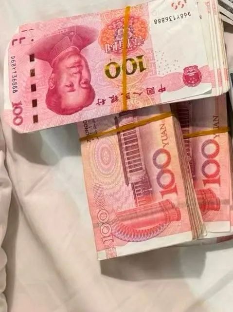 11月22日上午,嘟嘟车司机主动联系了中国男子,并将包包和现金进行归还