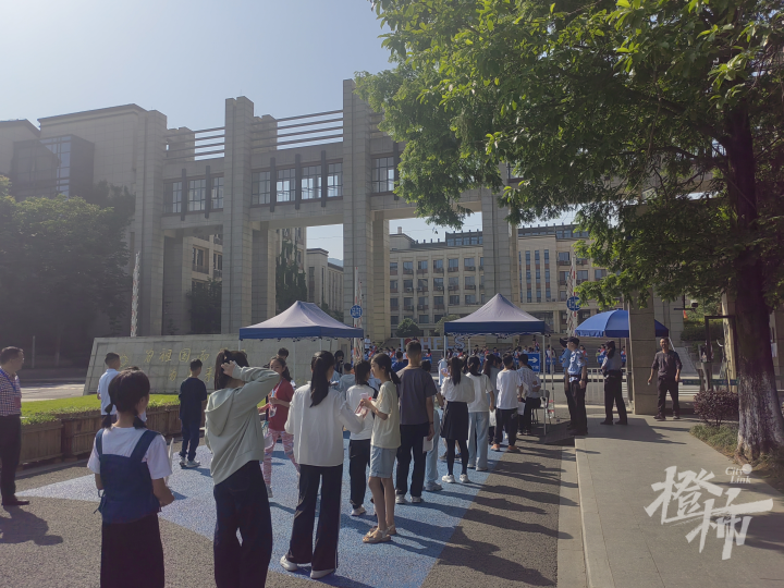 今天杭州地铁3号线,挤满了赶考的小学生和家长!