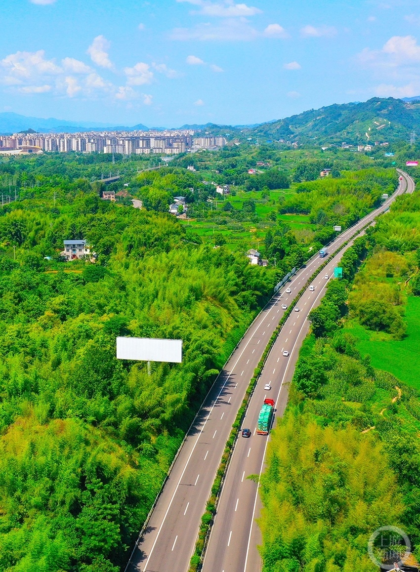 梁平区双桂街道响水村,蓝天白云映衬下的沪渝高速公路与城市,森林