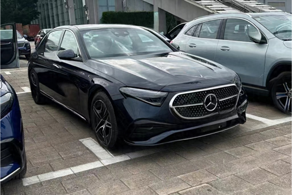 此次奔驰所展出的车型选定在了奔驰e400的加长版,在之前的文章中,小编