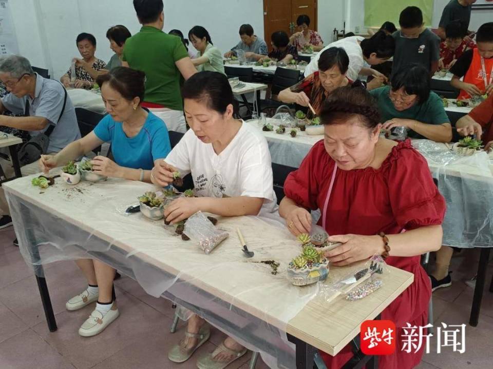 活动,大家不但体会到了亲自动手种植的快乐,也认识了近百种多肉植物