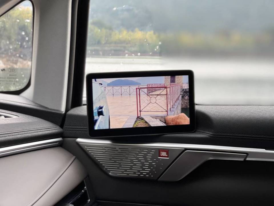 汽车内卷进入下半场:有人把概念车上的cms电子后视镜直接装在了mpv上