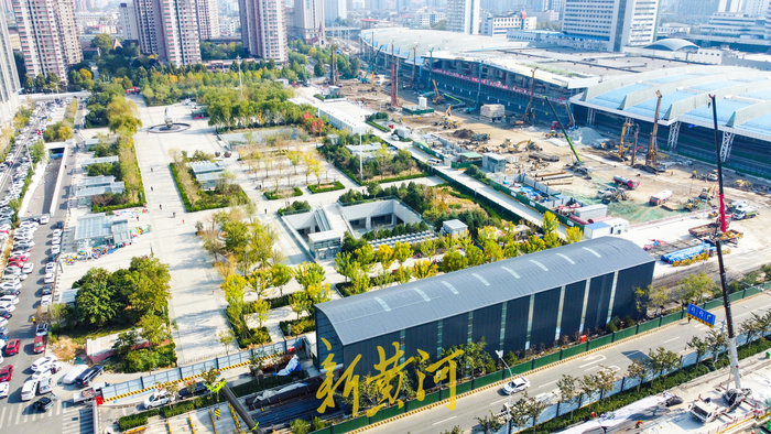 11月14日,记者在济南火车站北广场看到,广场南侧部分区域安装了施工