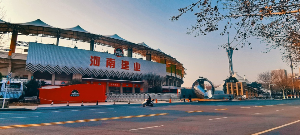 “河南王”建业30年首次亏损，68岁胡葆森闭门反思，今年目标320亿_腾讯新闻