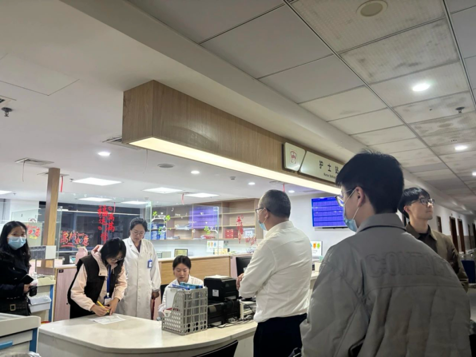 医药零售行业合规监管趋严对A股龙头企业估值与盈利能力影响分析