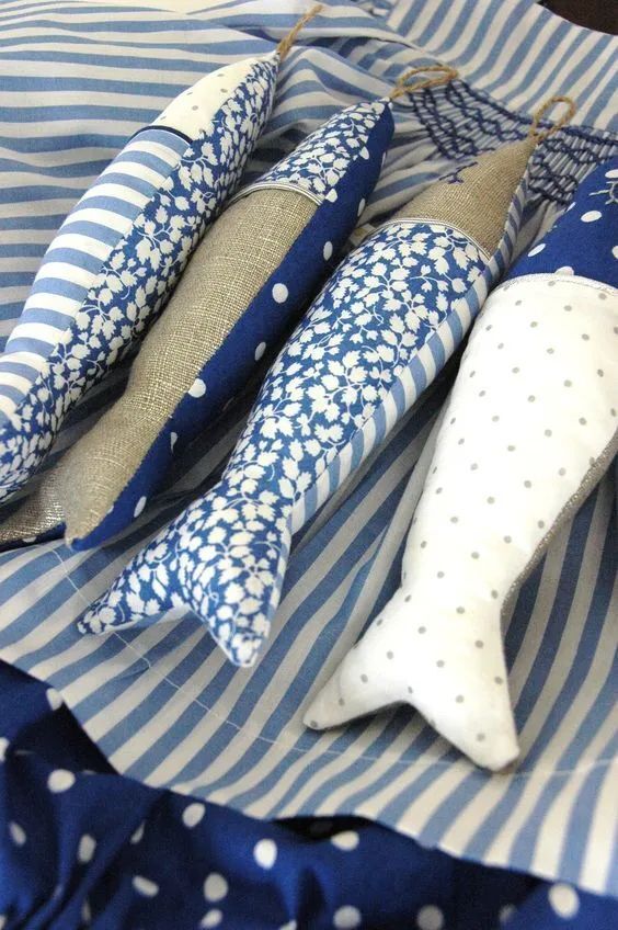 剪下来再把缝合好的鱼放在另一块布上,剪出鱼的底片.