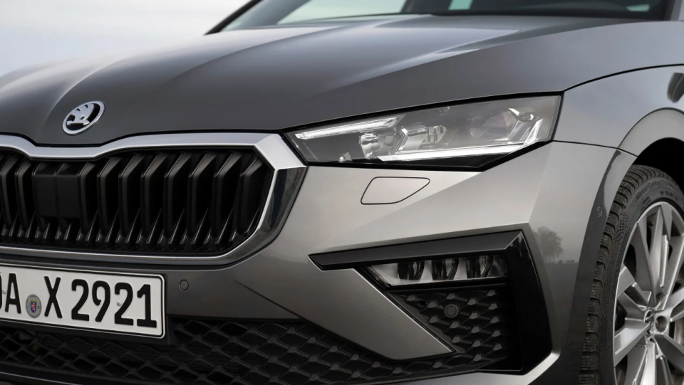 内饰采用全新设计,中期改款斯柯达scala实车图发布