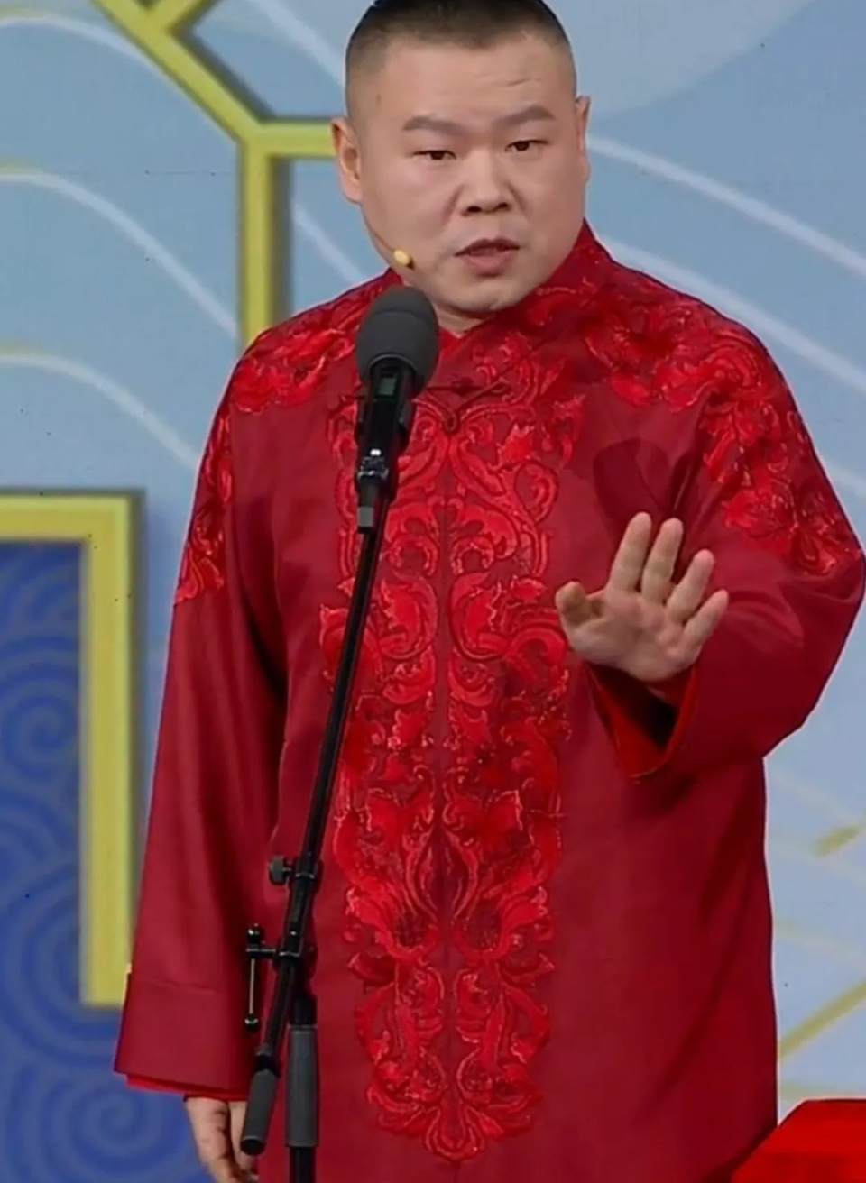 央视春晚群星表情包:岳云鹏表演完苦瓜脸,关晓彤刘诗诗捂嘴狂笑